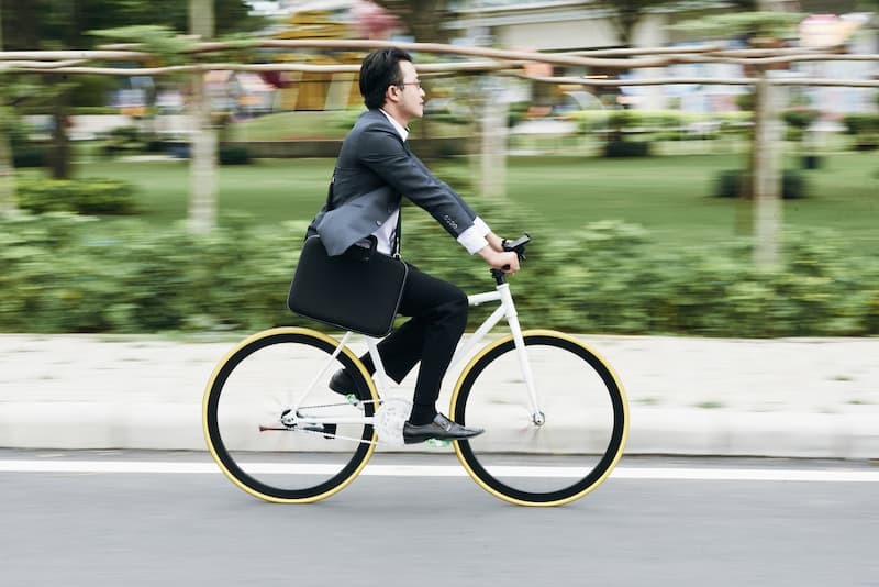 Venir en vélo au travail. Sécuriser votre vélo au travail avec un abri SOLIDEBOX.